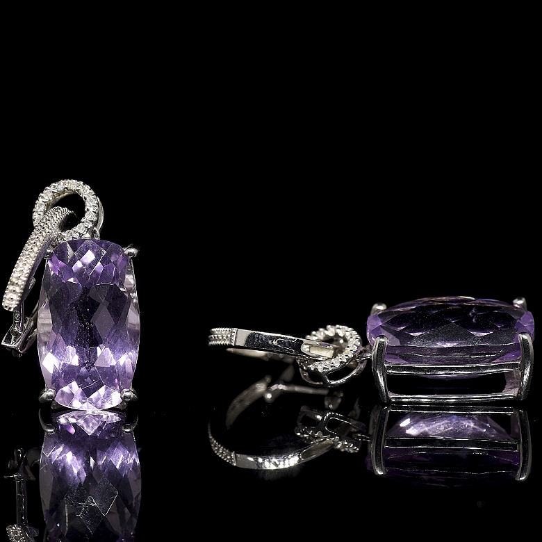 Pendientes con amatistas y diamantes en oro blanco de 18k