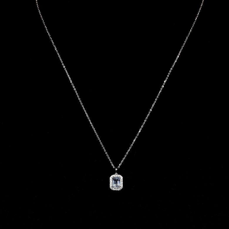 Collar de oro blanco de 18k con aguamarina y brillantes