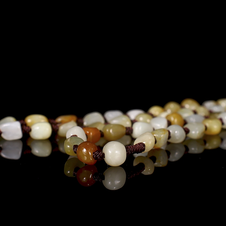 Collar de jade tallado de Hetian con montura de metal dorado, s.XX