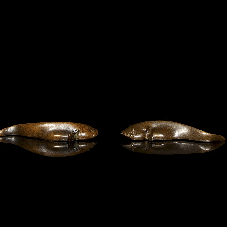 Pareja de figuras de bronce