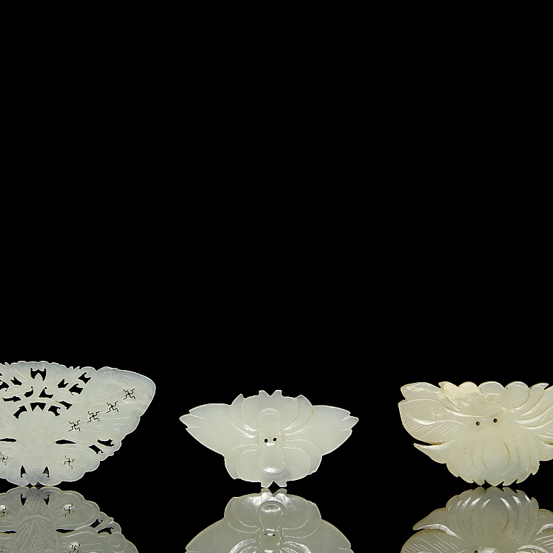 Three carved jade pieces, ‘Flowers and Insects’, Qing dynasty - 6