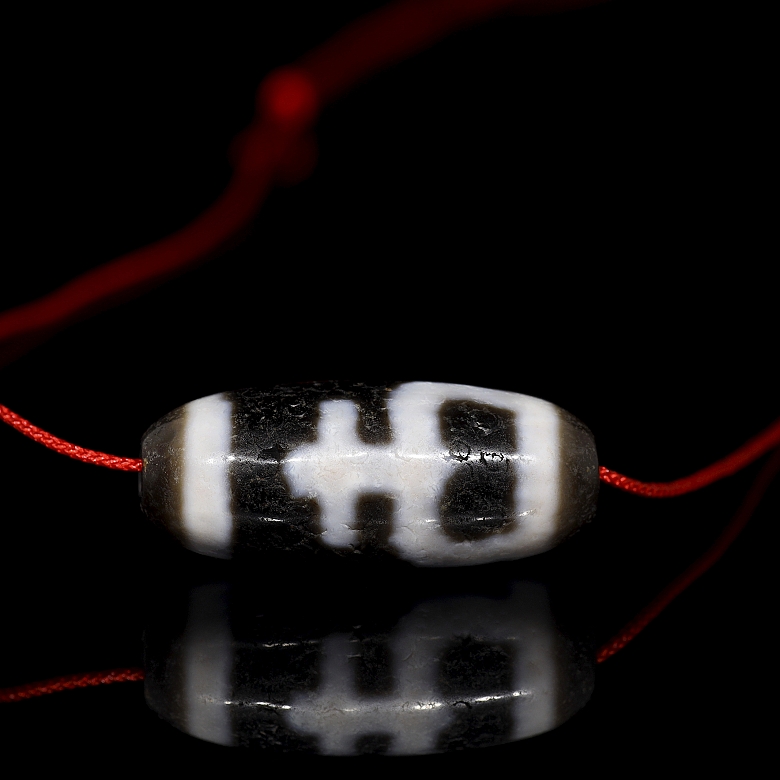 Two-color carved agate Dzi bead, Tang dynasty