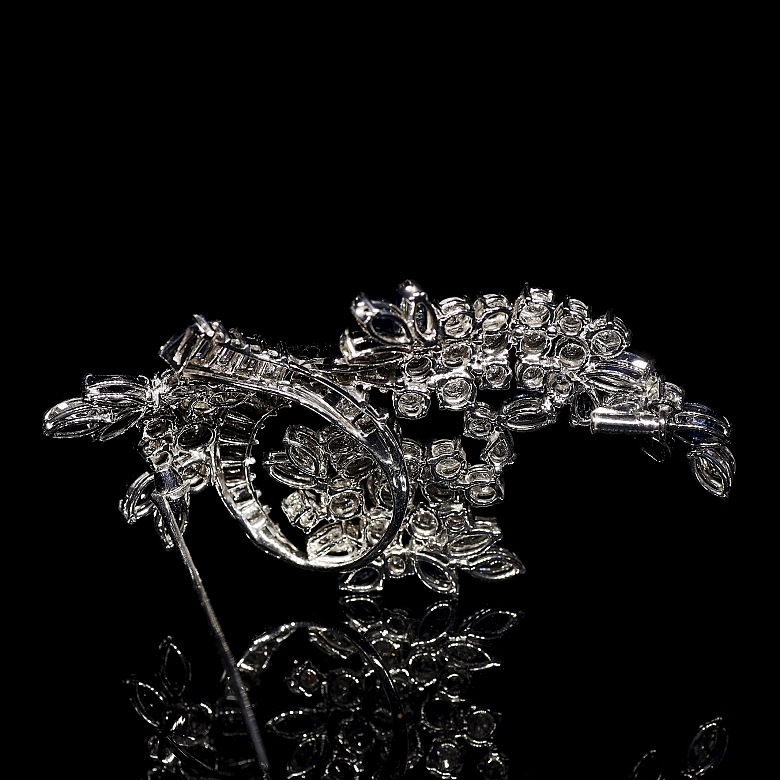 Broche con zafiros y diamantes en oro blanco de 18 kt