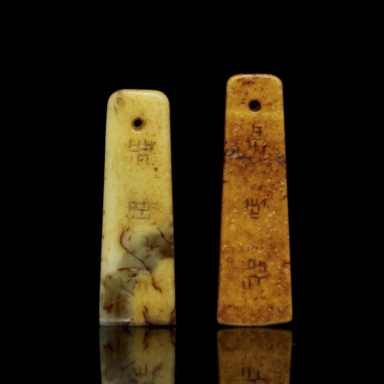 一对雕刻石坠饰，题为《书法》，20世纪