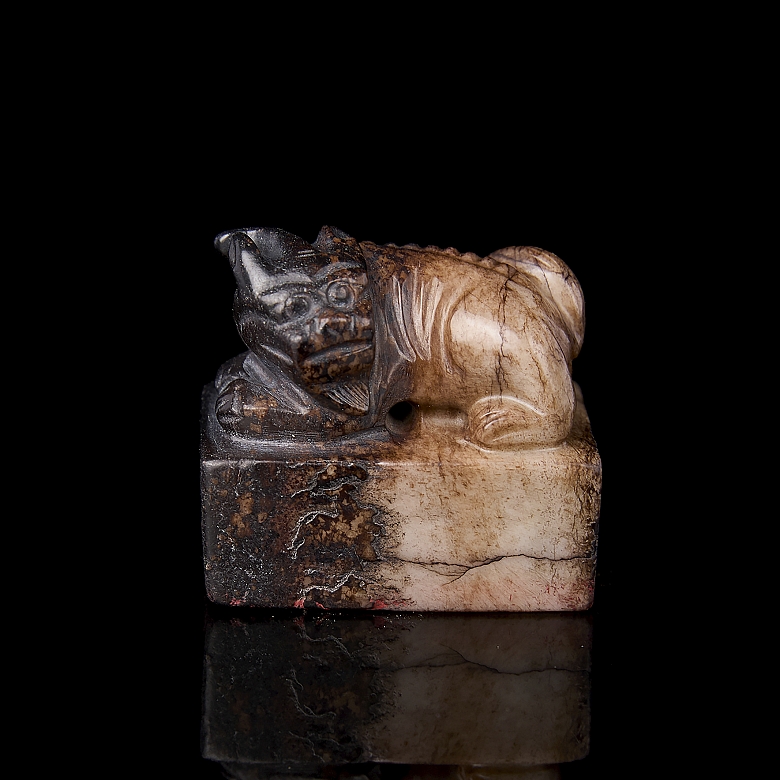 Two-coloured jade seal ‘Auspicious Beast’, Ming dynasty
