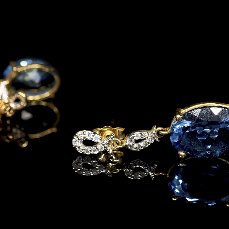 Pendientes en oro amarillo de 18k con topacios y diamantes