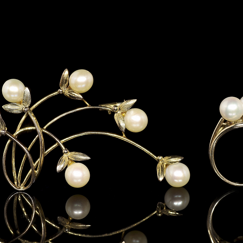 Conjunto de anillo, broche y pendientes de oro amarillo con perlas