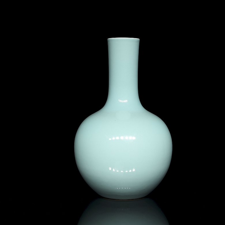 Jarrón de porcelana azul celeste, con sello Yongzheng