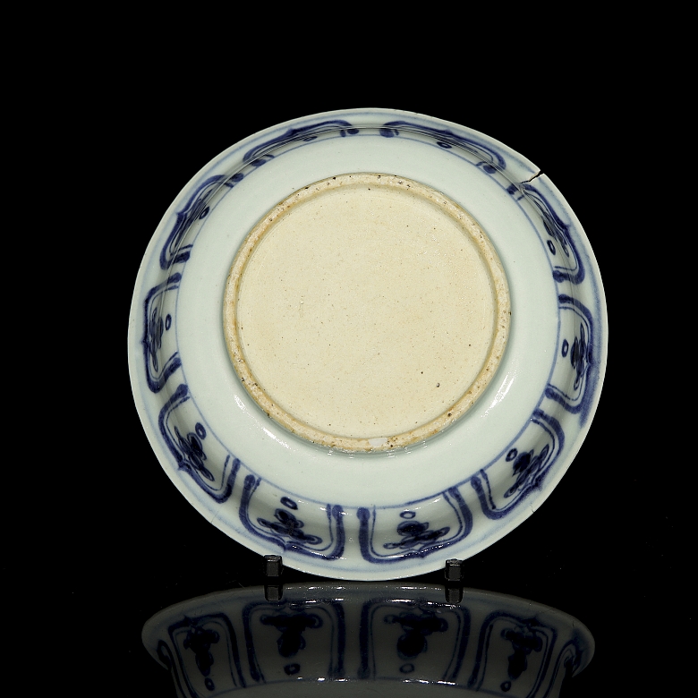 Pequeño plato de porcelana esmaltada en azul y blanco, dinastía Qing