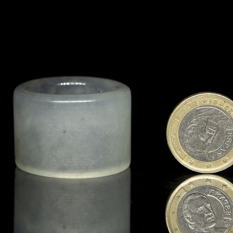 Anillo de arquero de jade blanco tallado, s.XX