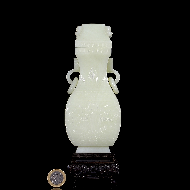 Jarrón de jade blanco Hetian con taotie, dinastía Qing