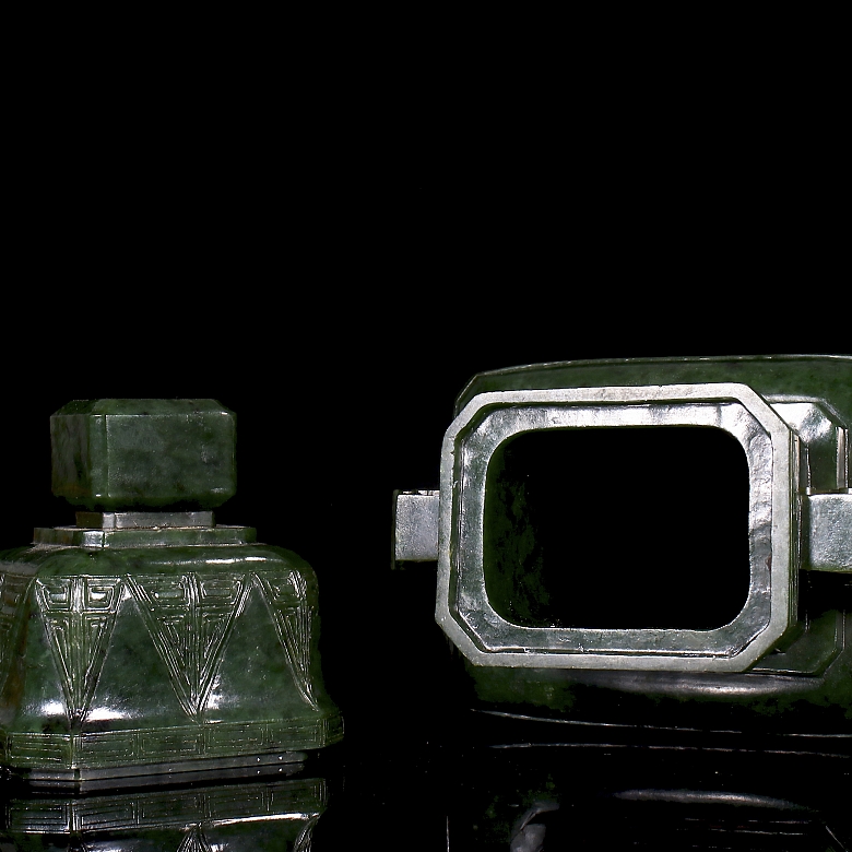 Pareja de jarrones de jade verde espinaca, con sello Qianlong