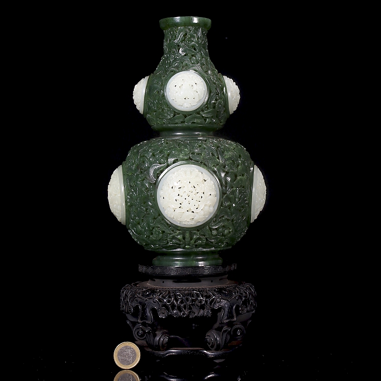 Jarrón Hulu de jade de Hetian blanco y verde espinaca, dinastía Qing