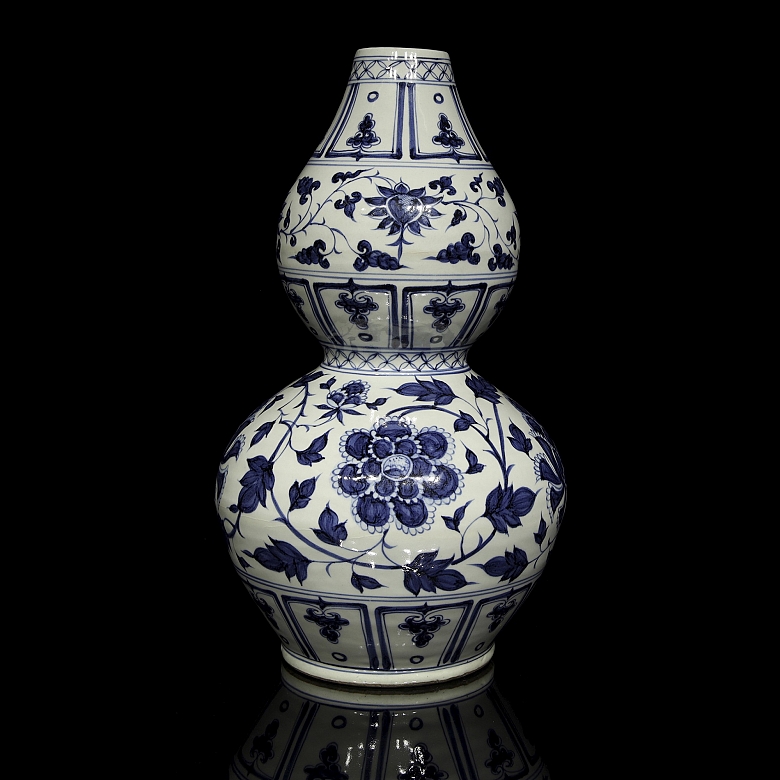 Polychrome ceramic ‘Peonies’ Hulu vase, Yuan style