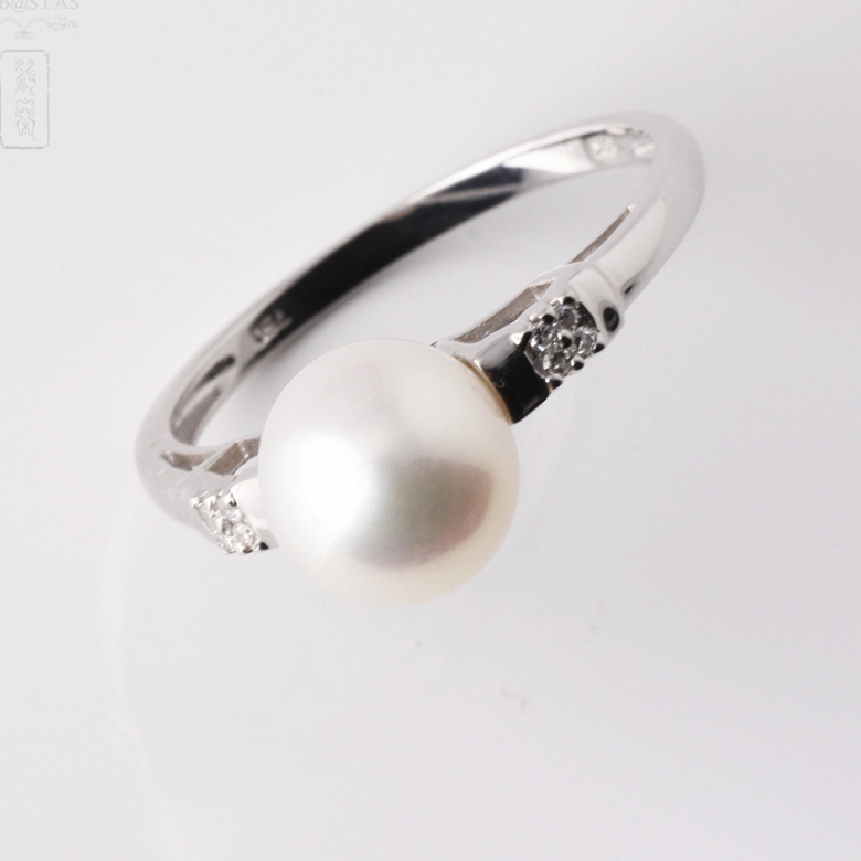 18k白金镶钻石配圆白珍珠戒指 - 1