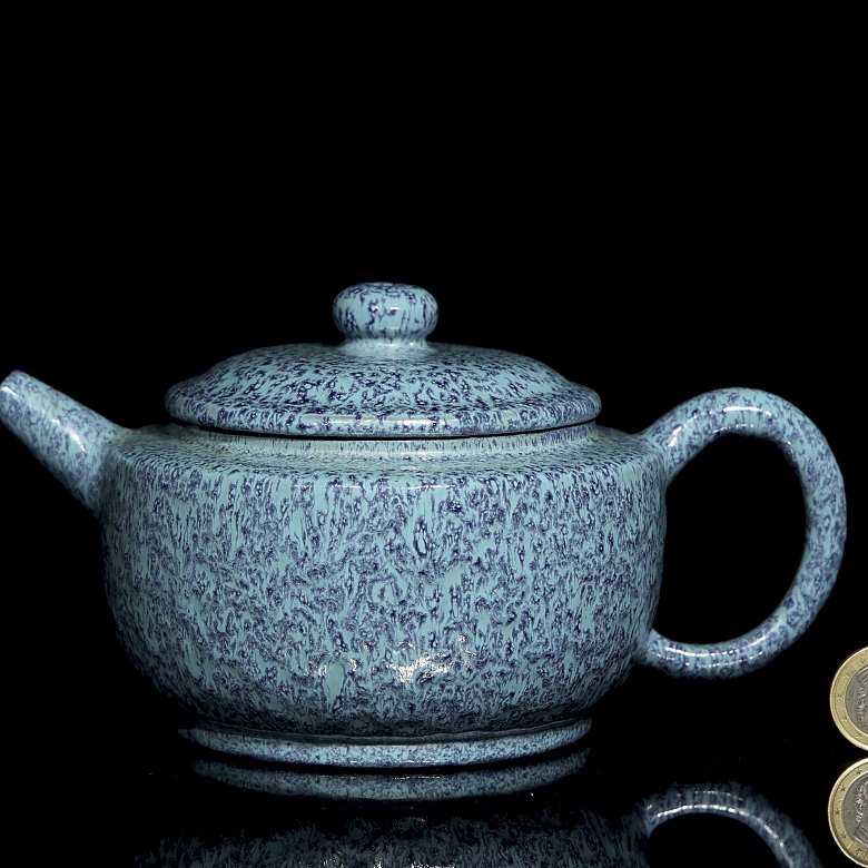 Tetera de cerámica con esmalte azul moteado