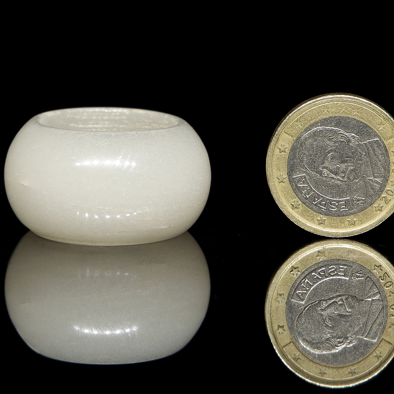 Anillo tallado en jade blanco, s.XX