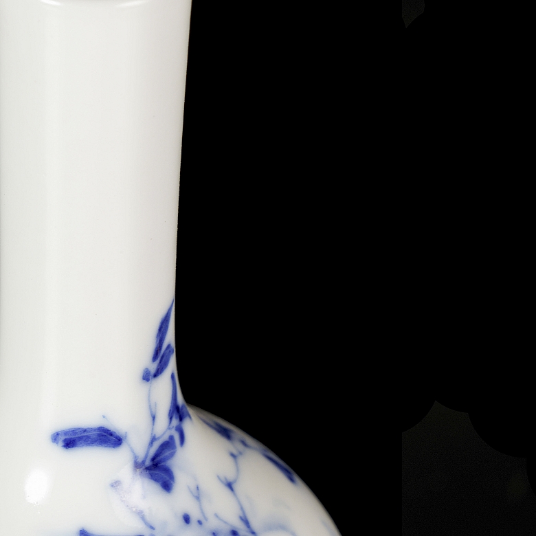 Jarrón de porcelana esmaltada en azul y blanco 