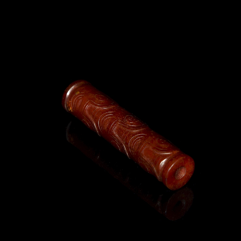 Colgante tubular de jade rojizo, cultura Liangzhu