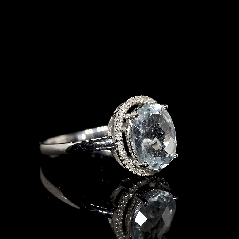 Anillo con aguamarina y diamantes en oro blanco de 18k