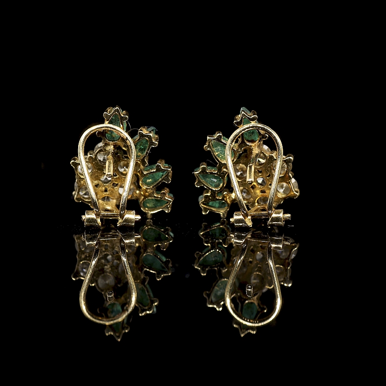 Pendientes de oro amarillo de 18k con esmeraldas y brillantes
