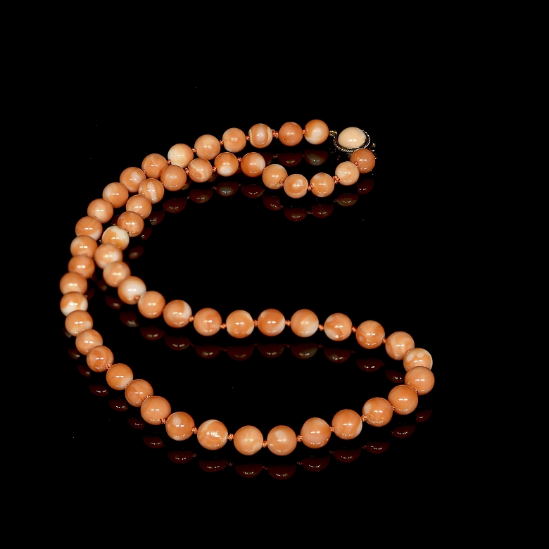 Collar de oro con cuentas de coral