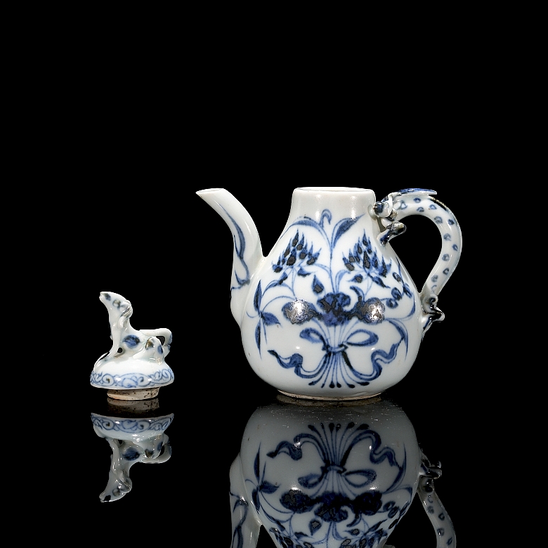 Jarra de vino de porcelana azul y blanca 