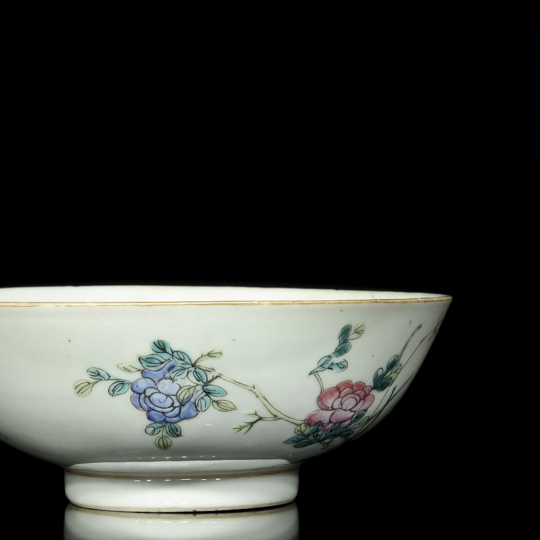 An enameled porcelain 