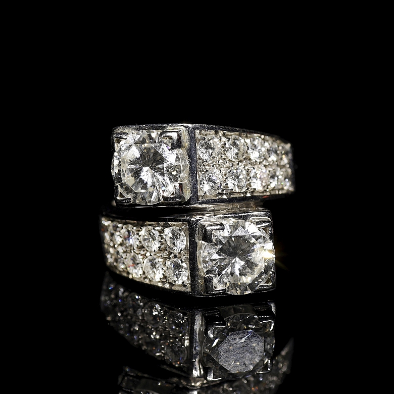 Sortija de oro blanco de 18 kt con dobles brillantes