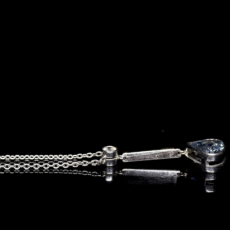 Collar de oro blanco de 18k con topacio y diamante