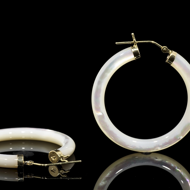 Pendientes de aro en oro amarillo de 18k con nácar