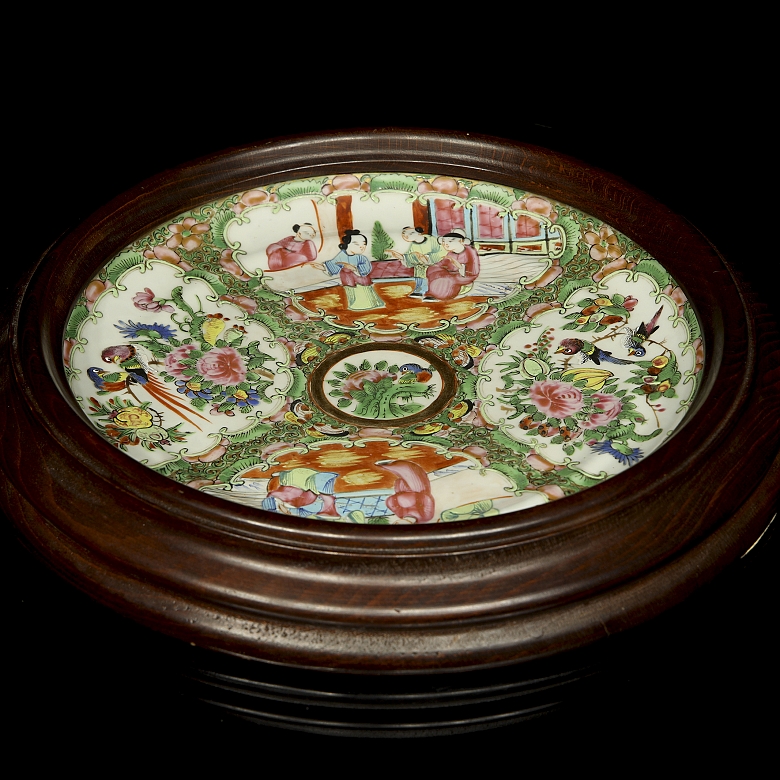 Cantonese porcelain dish with wooden frame, 20th century - 7