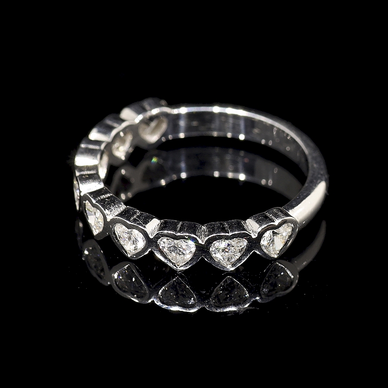 Media alianza de oro blanco de 18K con diamantes en talla corazón, 0.88 ct