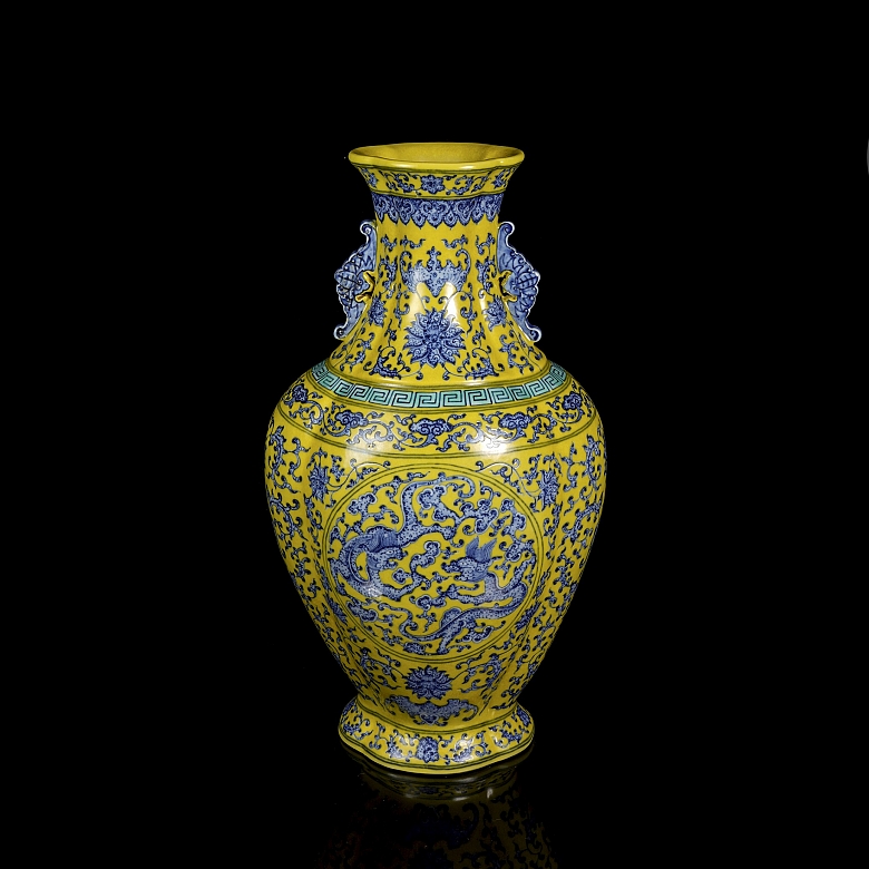 Jarrón de porcelana en azul y amarillo 