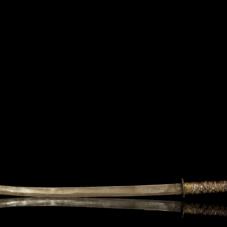 Antigua katana japonesa con vaina