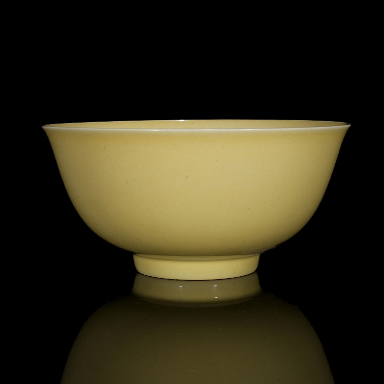 Taza de porcelana con esmalte amarillo, dinastía Ming