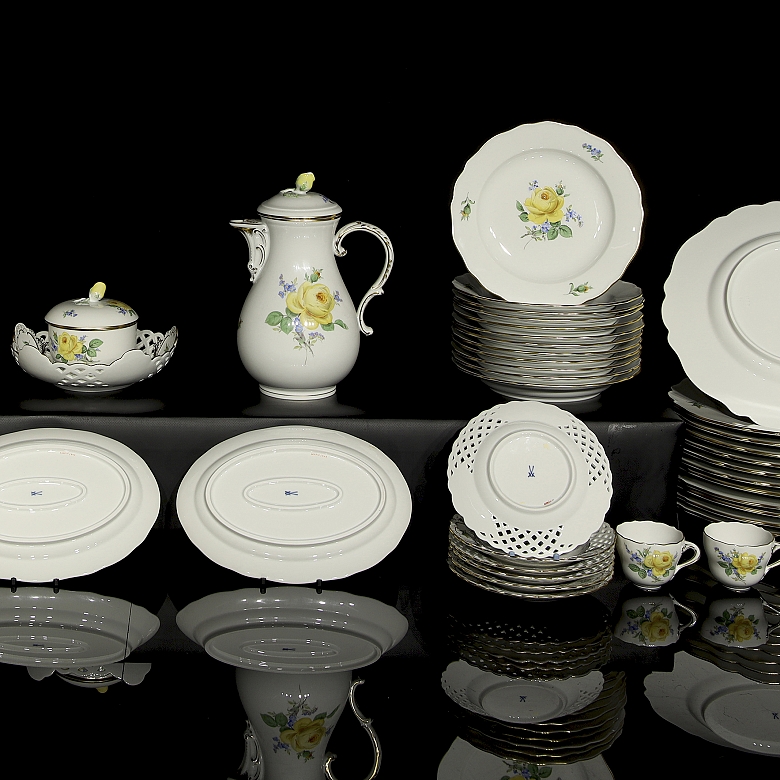 Meissen tableware ‘Yellow Rose and Forget-me-not’