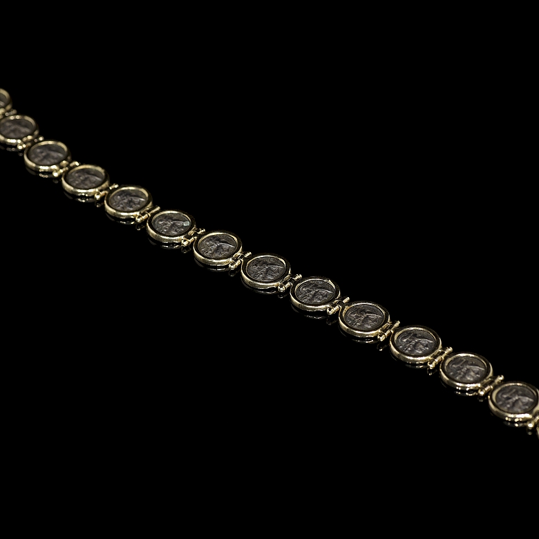 Juego de pulsera y pendientes de oro amarillo con monedas antiguas