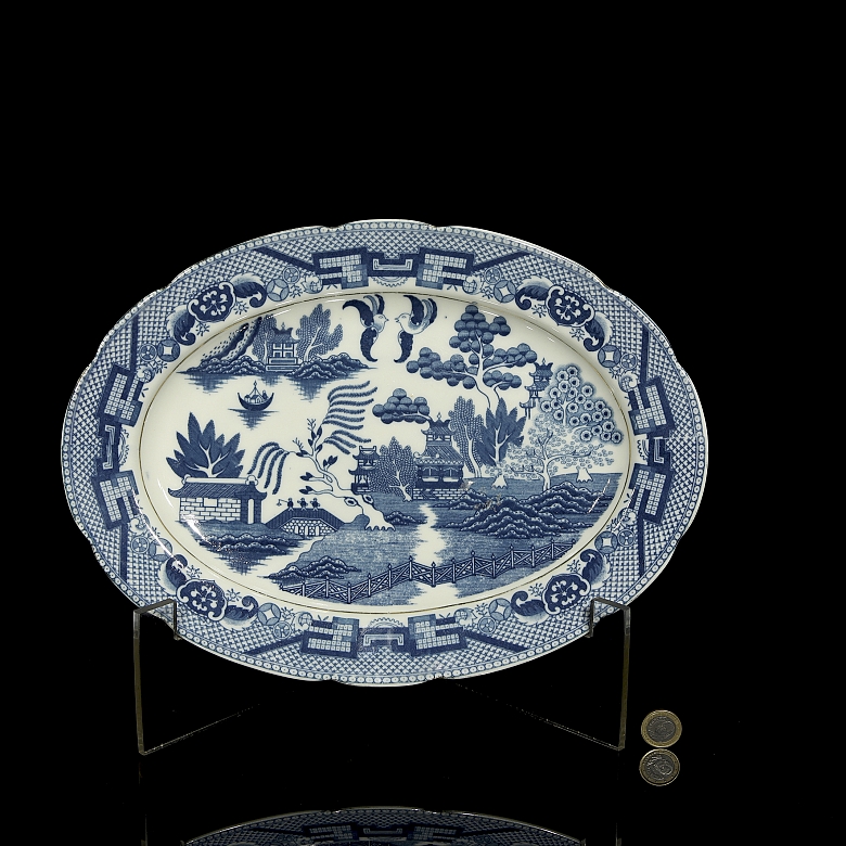 椭圆柳叶纹蓝瓷托盘，十九世纪