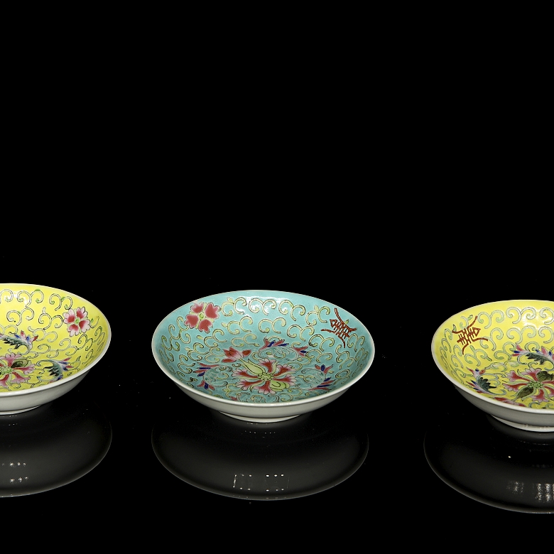Tres platos de porcelana esmaltada