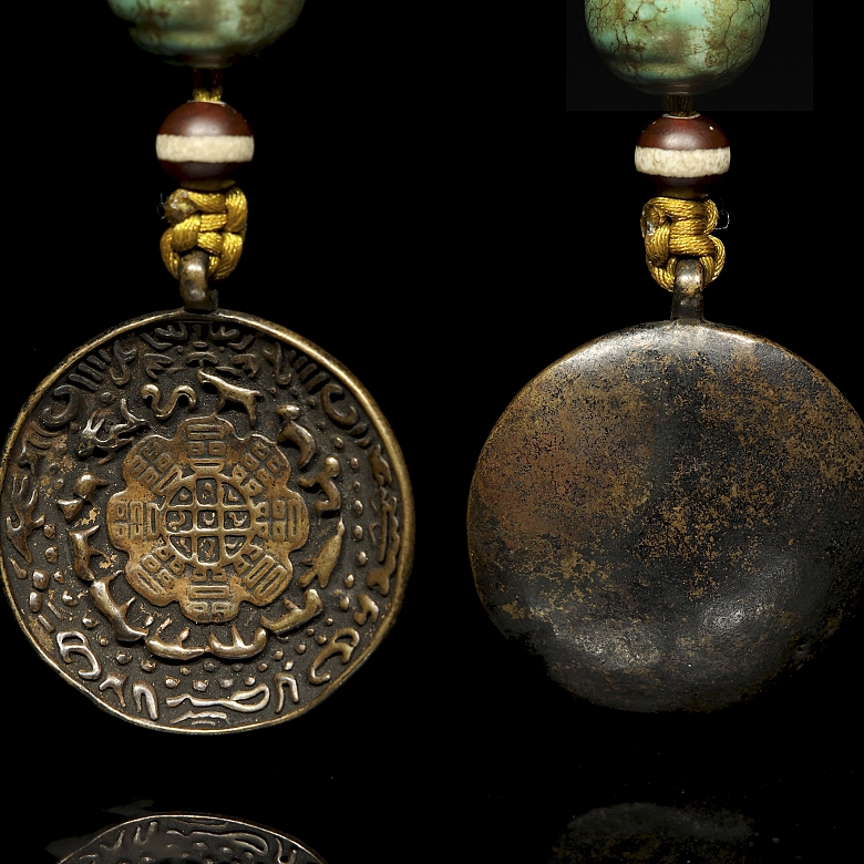 Antiguo colgante astrológico de bronce y turquesa, Tíbet