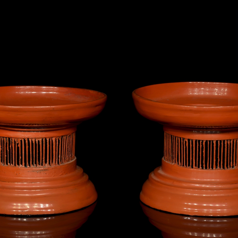 Dos soportes de madera lacada, Birmania, S.XX - 1