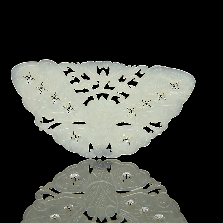 Three carved jade pieces, ‘Flowers and Insects’, Qing dynasty - 3