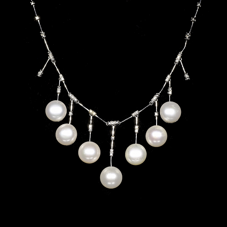 Collar de oro blanco de 18k con perlas y diamantes