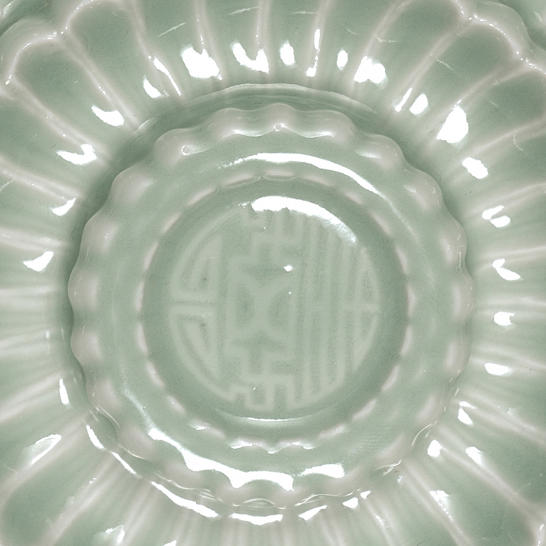 Plato de porcelana con esmalte celadón, con marca Yongzheng
