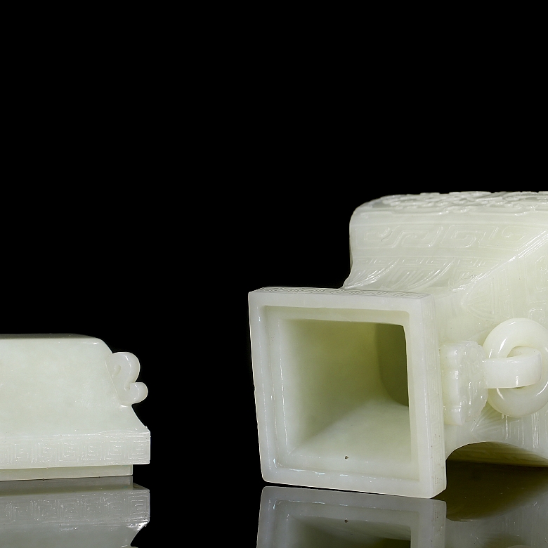 Jarrón de jade blanco Hetian con taotie, dinastía Qing