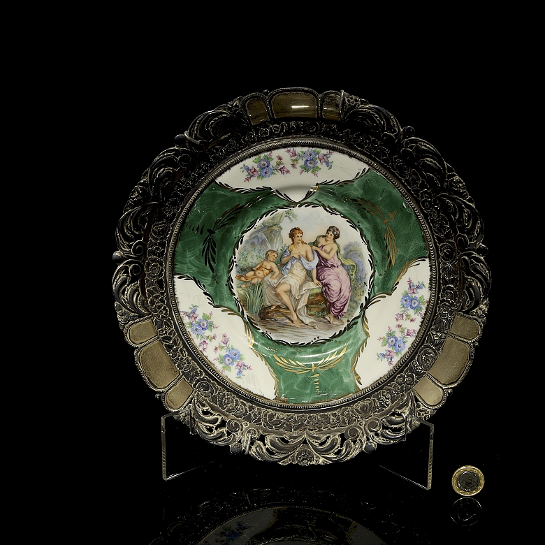 Plato ornamental de porcelana esmaltada y montura de plata, s.XIX-XX