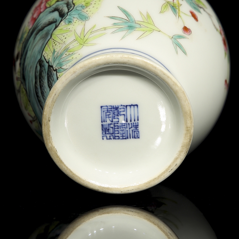 Porcelain vase ‘Birds on a Branch’ with Qianlong seal