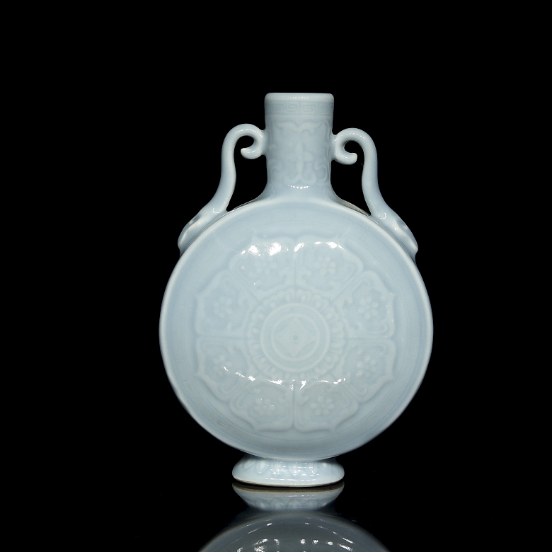Bianhu porcelain vase ‘Lotus’, with Qianlong seal