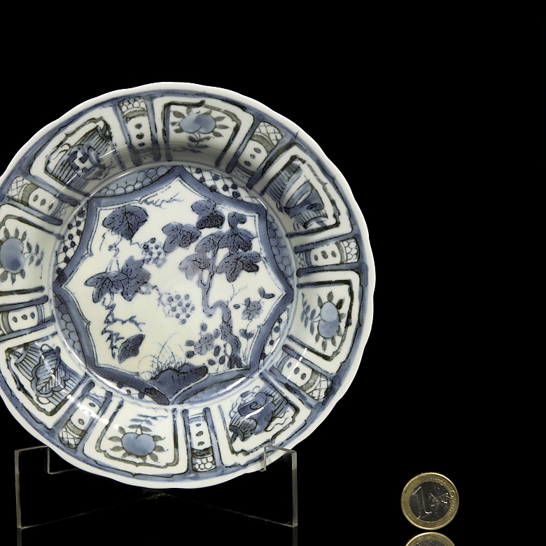 Plato de porcelana azul y blanco, S.XX - 7